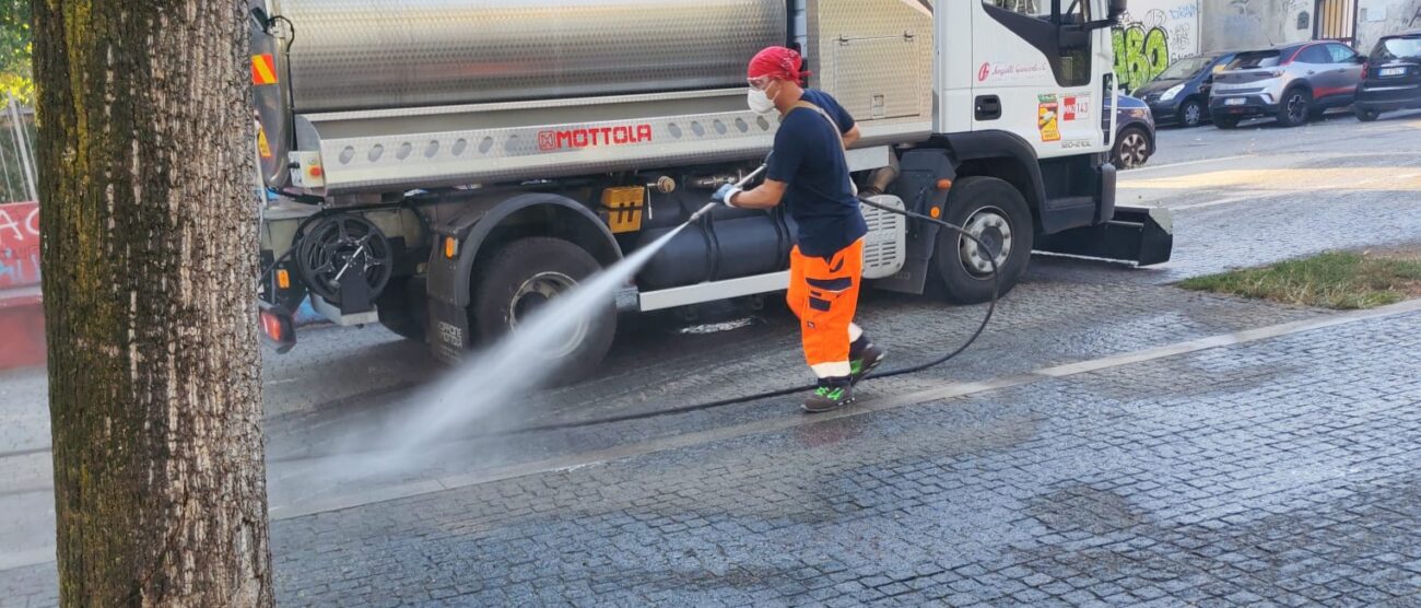 Monza pulizia piazzale Nei