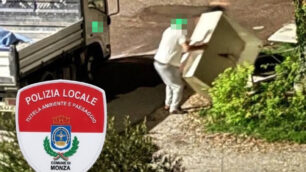 Lo scarico di rifiuti nel quartiere Libertà