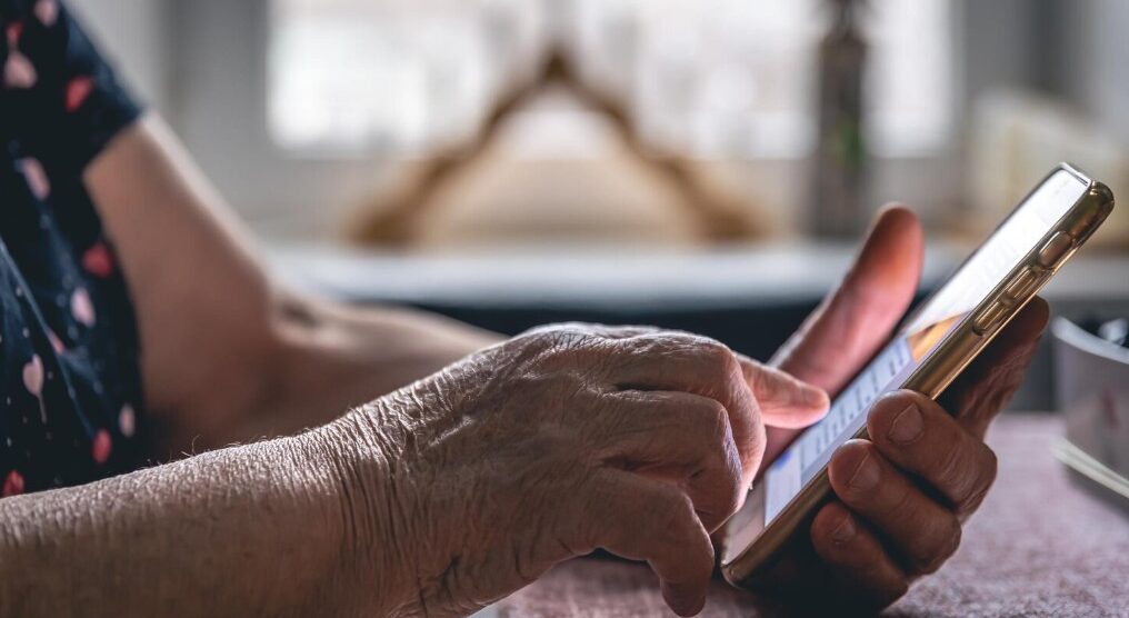 Truffa telefonica ad anziana - foto Freepik