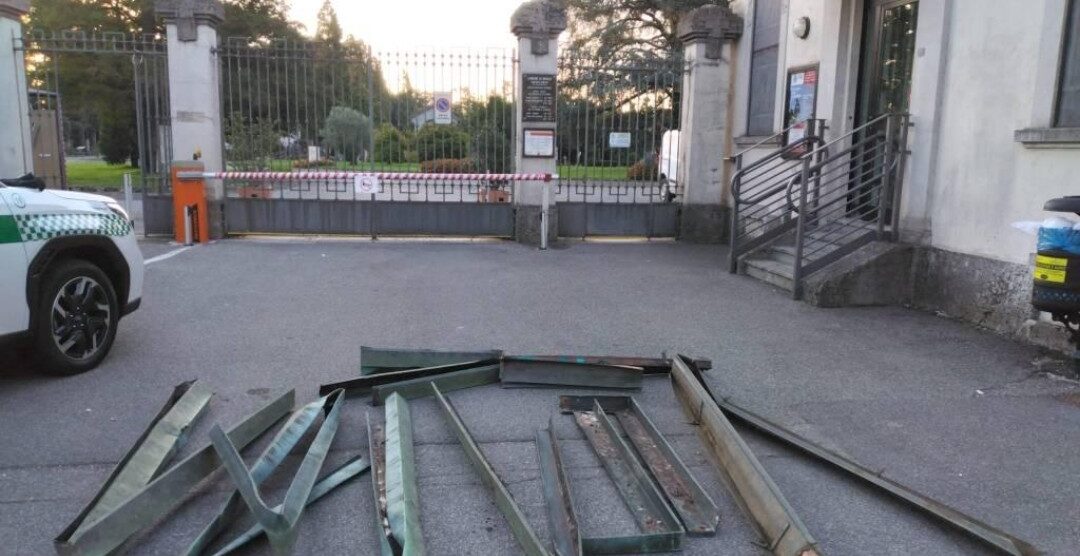 Le lastre di rame recuperate al cimitero di via Foscolo a Monza