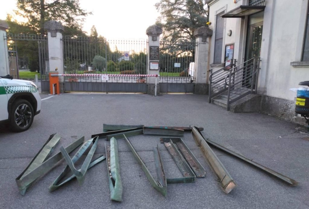 Le lastre di rame recuperate al cimitero di via Foscolo a Monza