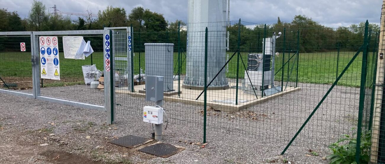 La base dell'antenna telefonica dietro Monzello