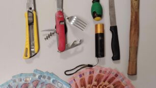 La droga, il denaro e gli altri oggetti sequestrati dalla Polizia di Monza