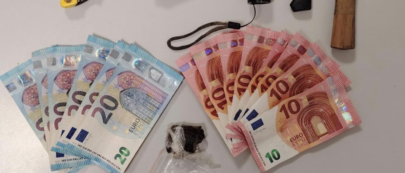 La droga, il denaro e gli altri oggetti sequestrati dalla Polizia di Monza