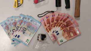 La droga, il denaro e gli altri oggetti sequestrati dalla Polizia di Monza