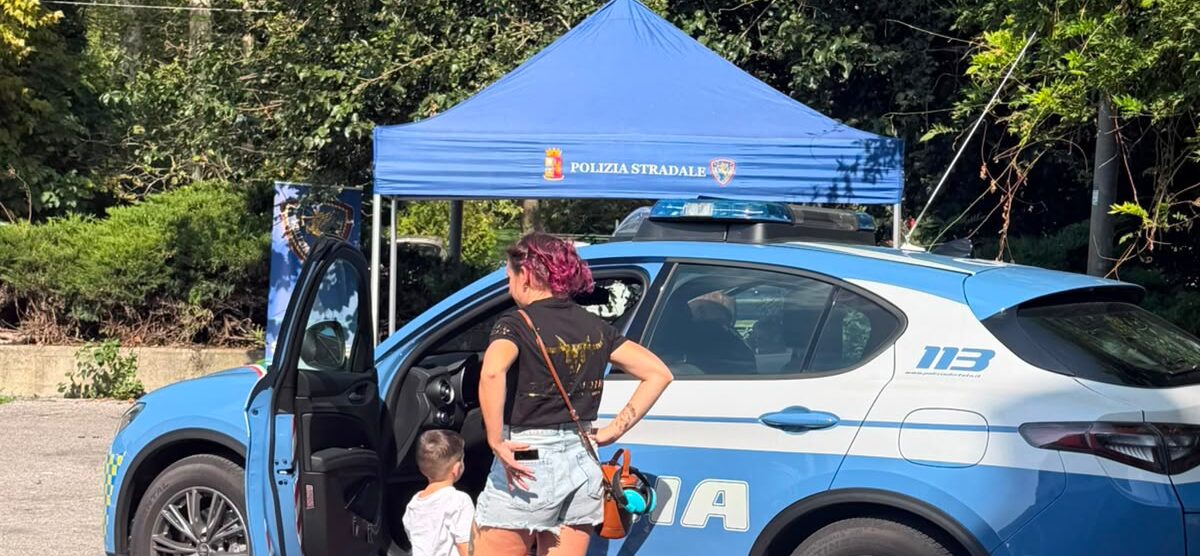 Un mezzo della Polizia a Meda alla festa Avis