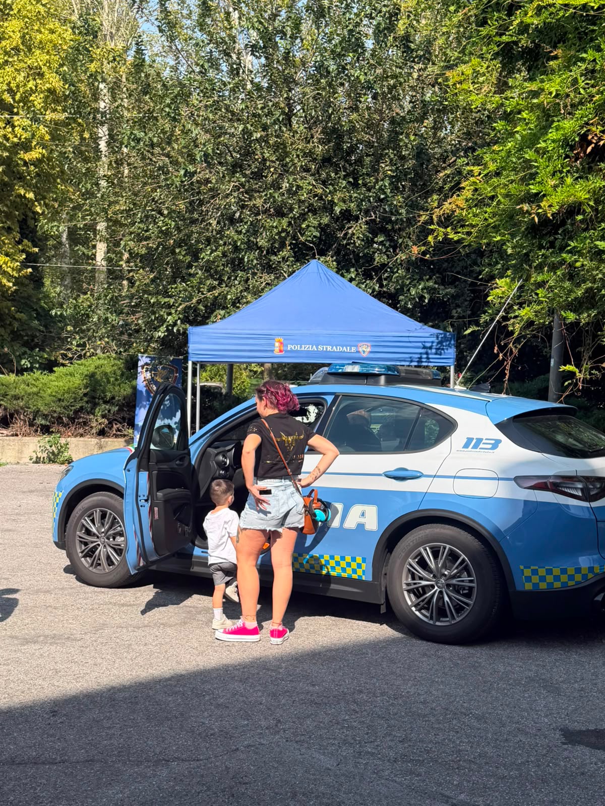 Un mezzo della Polizia a Meda alla festa Avis