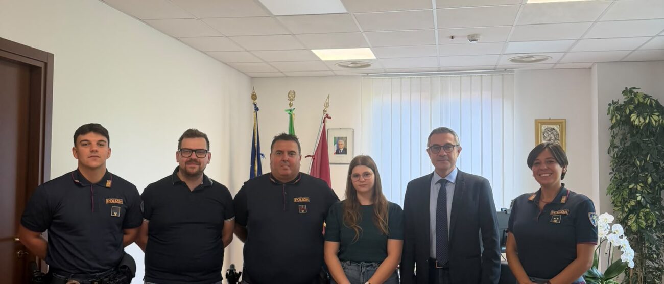L'incontro in Questura tra l'automobilista e gli agenti della Stradale che l'hanno salvato
