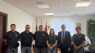 L'incontro in Questura tra l'automobilista e gli agenti della Stradale che l'hanno salvato