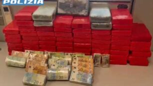 La droga e il denaro sequestrati dalla Mobile di Milano