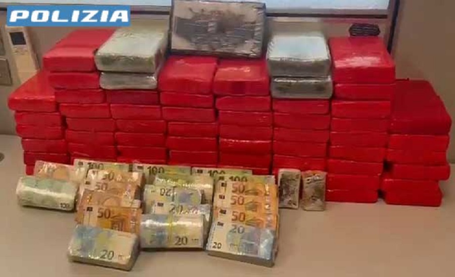 La droga e il denaro sequestrati dalla Mobile di Milano