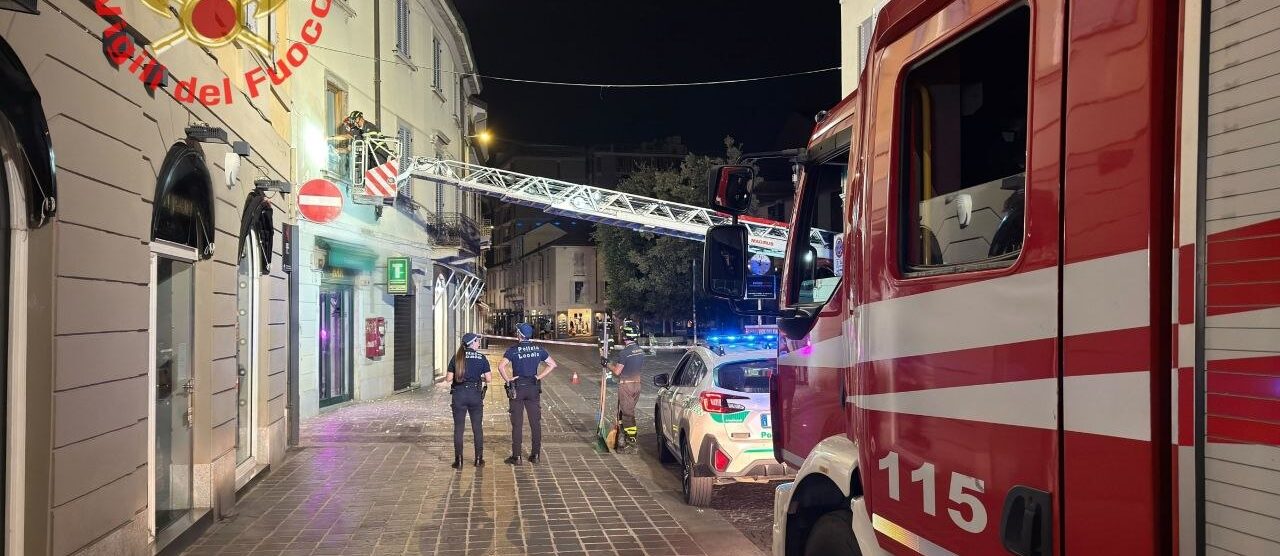 L'intervento dei vigili del fuoco in centro a Monza