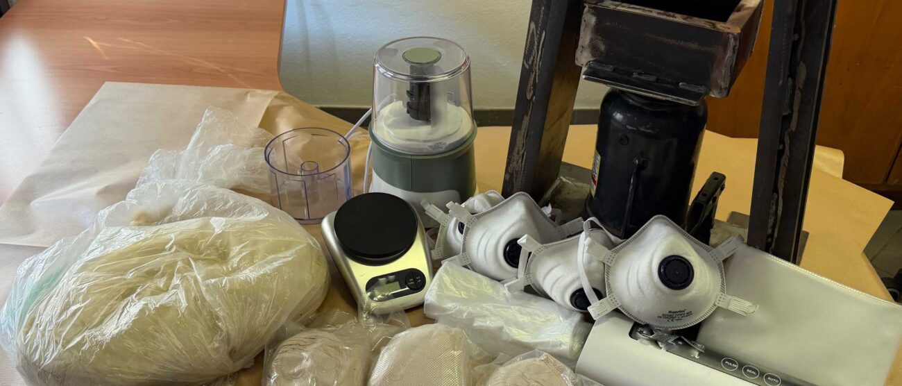 La droga e il resto del materiale sequestrati a Monza