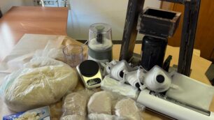 La droga e il resto del materiale sequestrati a Monza
