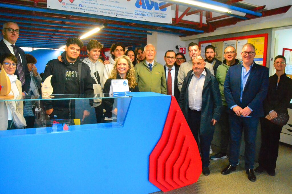 Avis Lissone 80 anni sede con studenti Meroni