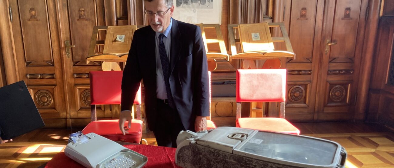 Monza Acinque lampioni il sindaco Paolo Pilotto con una lampada di nuova generazione e una vecchia