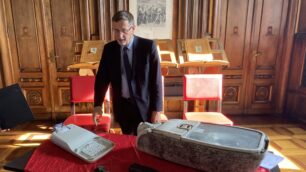 Monza Acinque lampioni il sindaco Paolo Pilotto con una lampada di nuova generazione e una vecchia