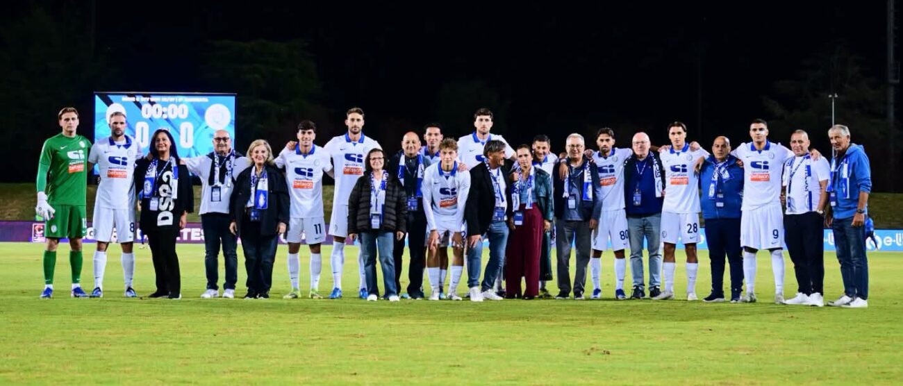 Giocatori della Folgore Caratese in campo con alcuni nonni