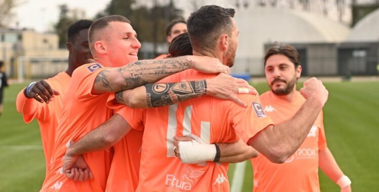 Calcio Renate calciatori festeggiano Michele Calì n.14