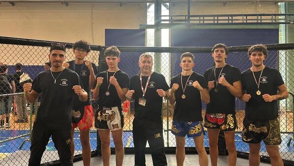 Lissone Kombat 2000 atleti con il maestro Gatti e l'istruttore Colagrossi primo da sinistra a Cornaredo