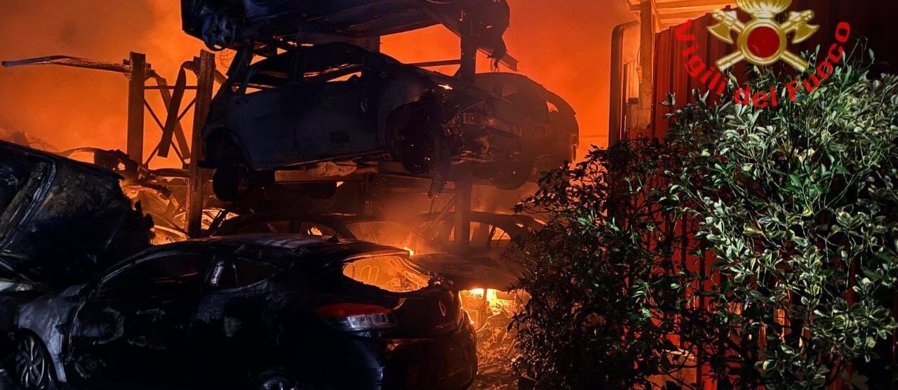 Monza incendio sfasciacarrozze ottobre 2025 auto