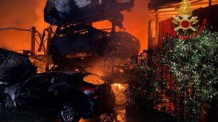 Monza incendio sfasciacarrozze ottobre 2025 auto