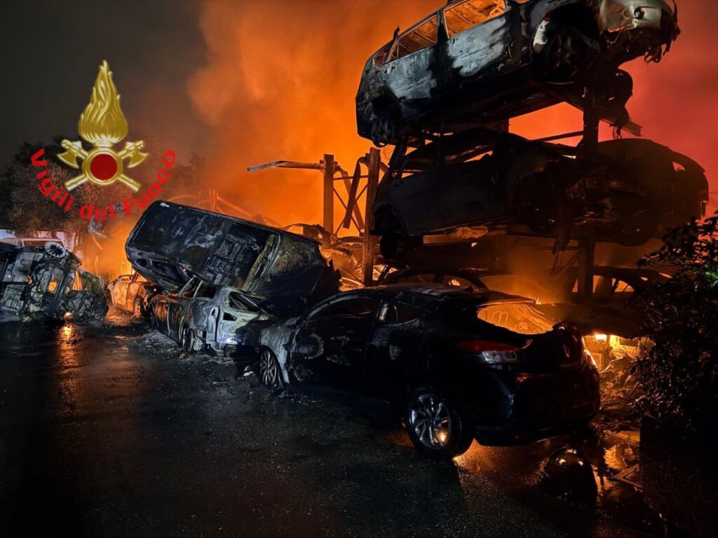 Monza incendio sfasciacarrozze ottobre 2025 carcasse auto