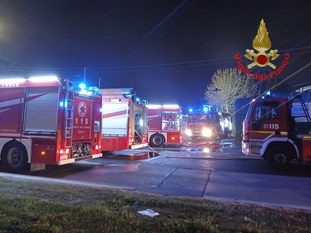 Monza incendio sfasciacarrozze ottobre 2025 vigili del fuoco