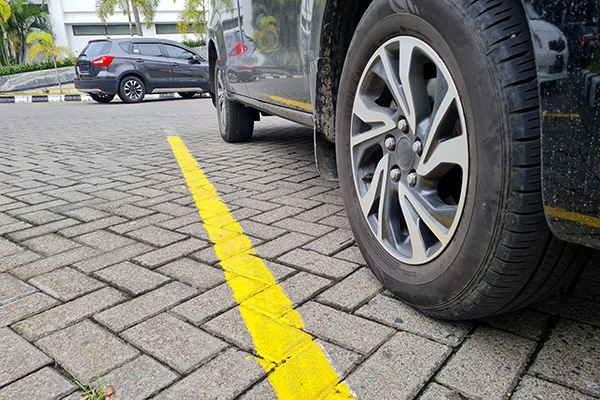 Monza strisce gialle parcheggi foto Comune di Monza