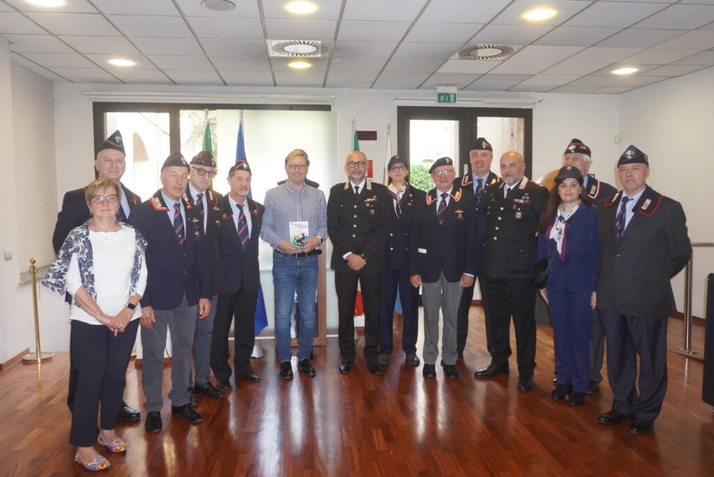 Seregno Evento Associazione Naz Carabinieri Basta Truffe Foto di gruppo