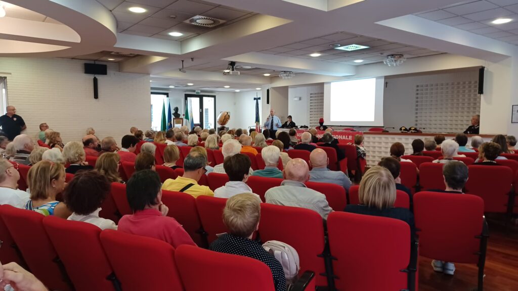 Seregno Evento Associazione Naz Carabinieri Basta Truffe sala