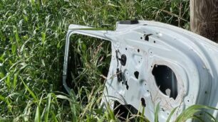 Seregno abbandono rifiuti portiera auto