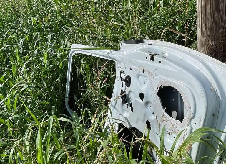 Seregno abbandono rifiuti portiera auto