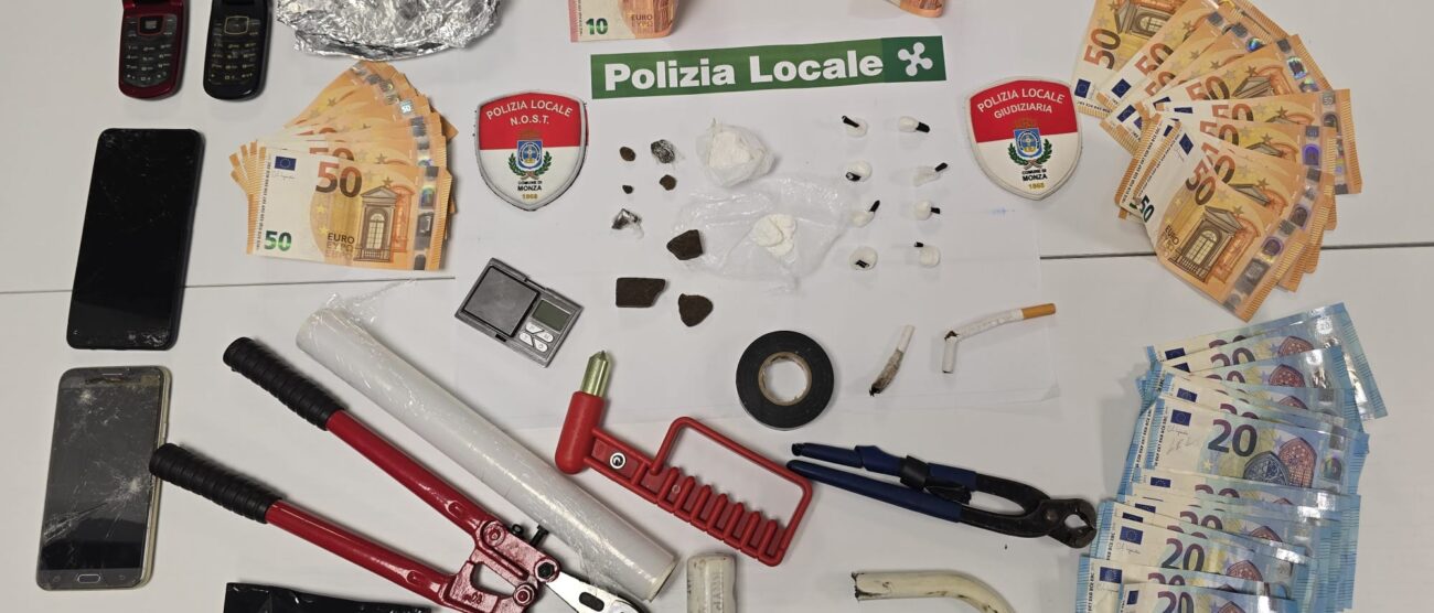 Il materiale sequestrato dalla Polizia locale a Monza