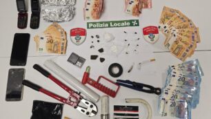 Il materiale sequestrato dalla Polizia locale a Monza
