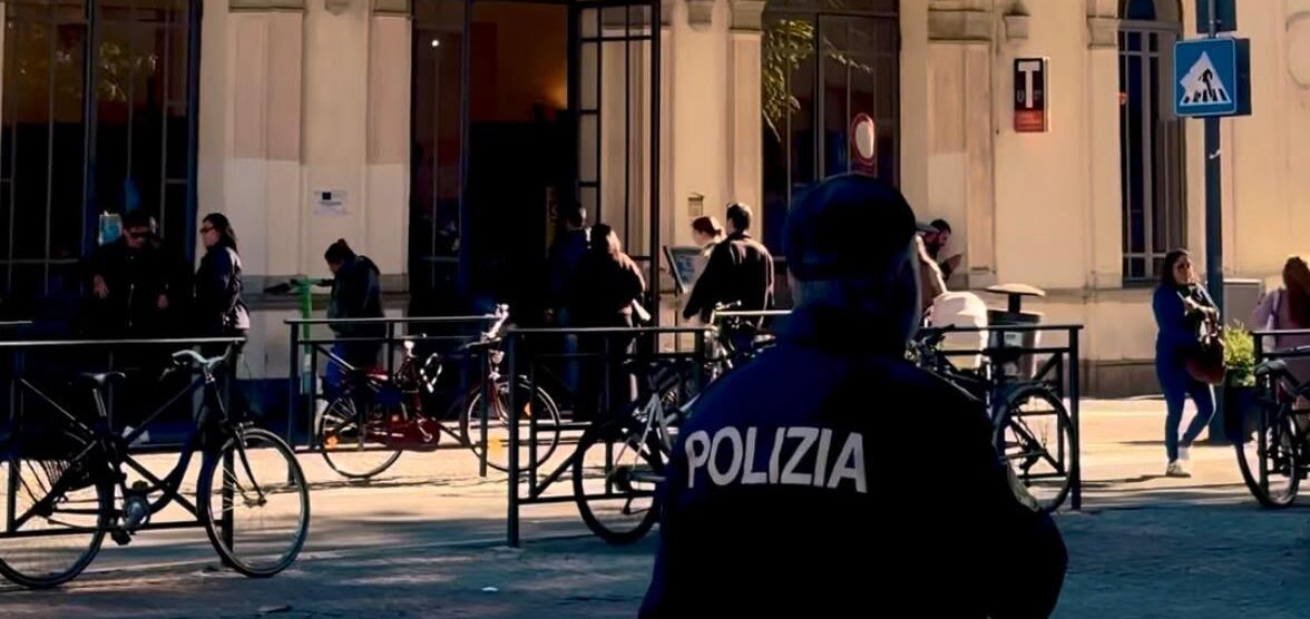 Polizia di Stato davanti alla stazione di Monza