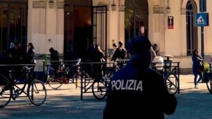 Polizia di Stato davanti alla stazione di Monza