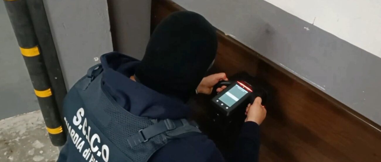 Un finanziere del Gico in azione