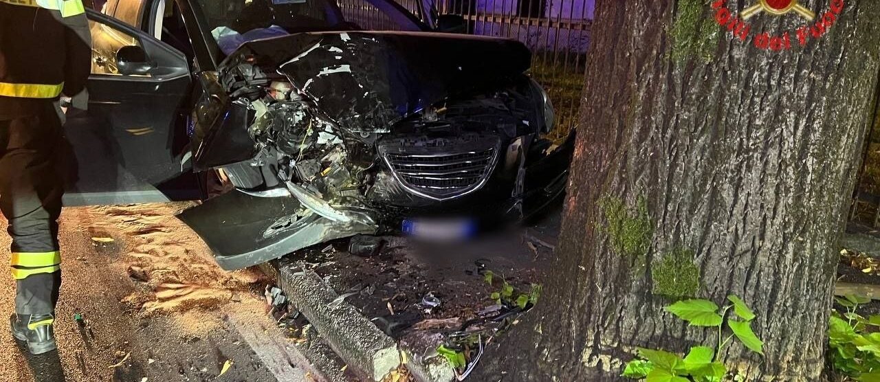 L'auto finita contro un albero a Vimercate