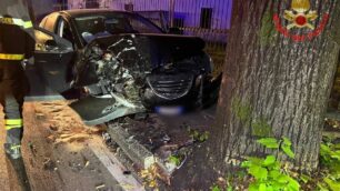 L'auto finita contro un albero a Vimercate