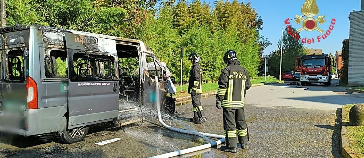 Il furgone in fiamme a Desio