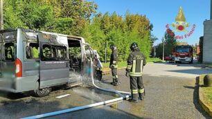 Il furgone in fiamme a Desio