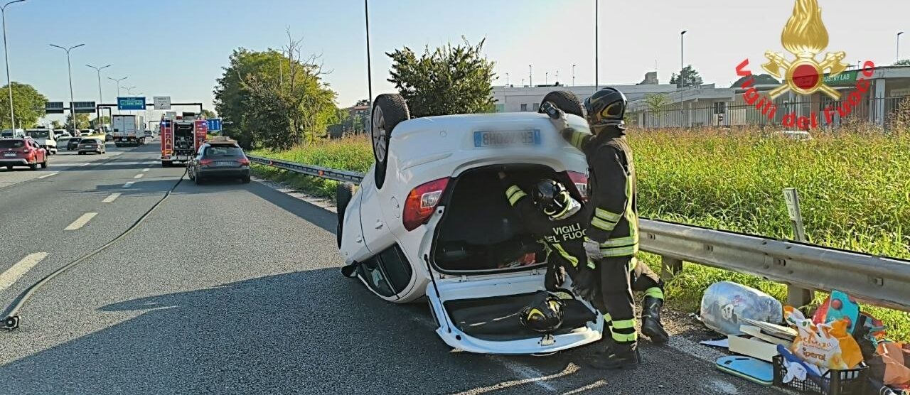 L'auto ribaltata in Valassina