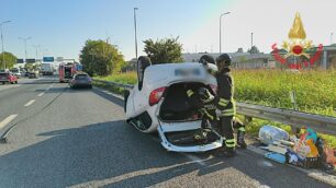 L'auto ribaltata in Valassina