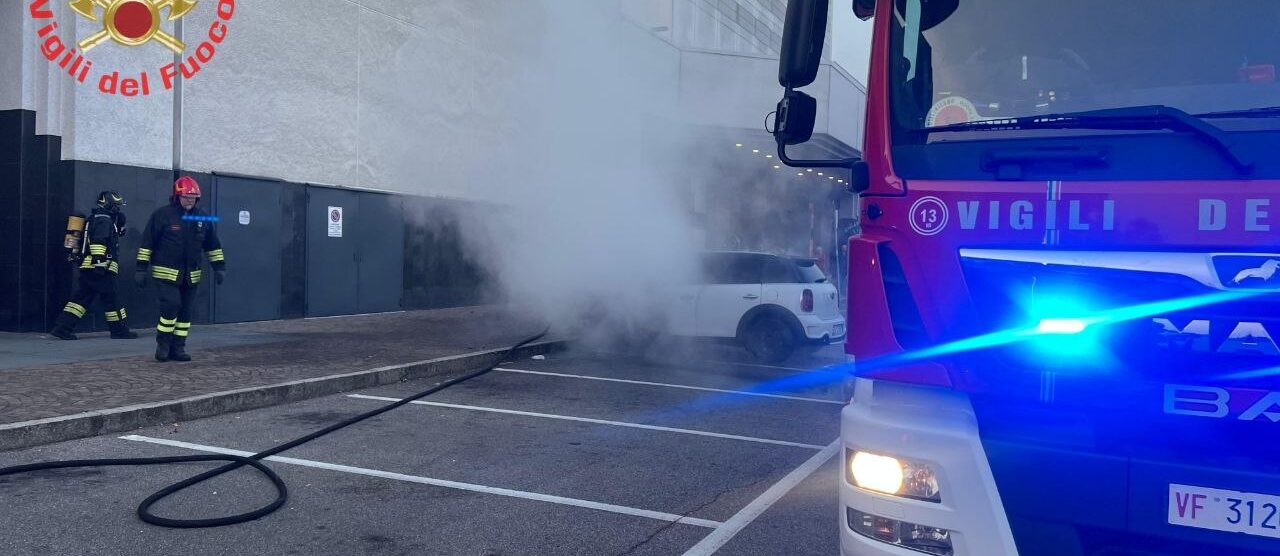 I vigili del fuoco in azione a Vimercate