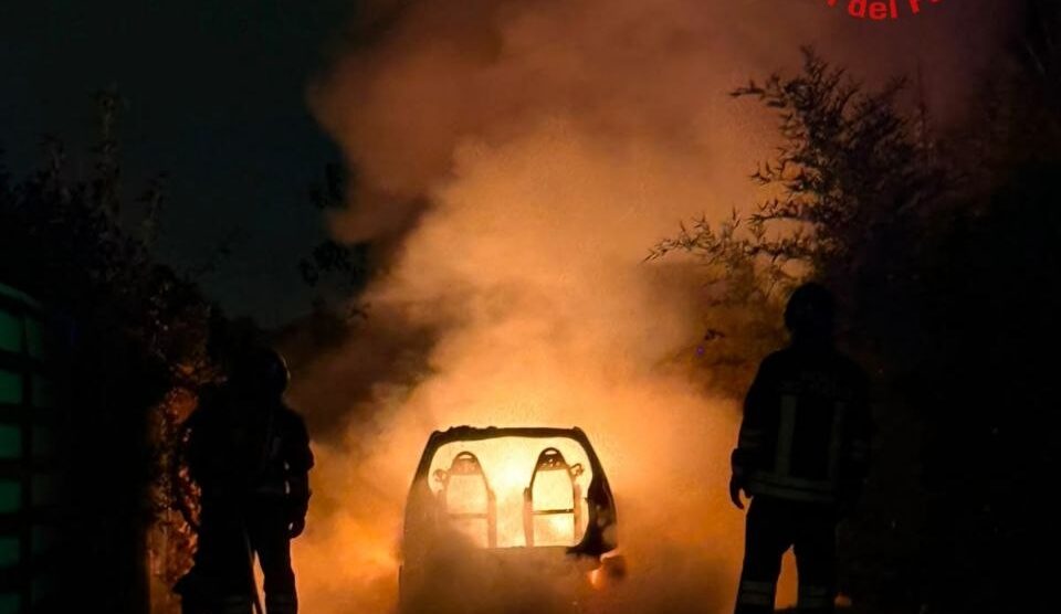 L'auto in fiamme in via Adigrat a Monza