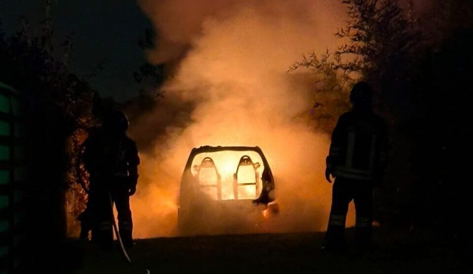 L'auto in fiamme in via Adigrat a Monza