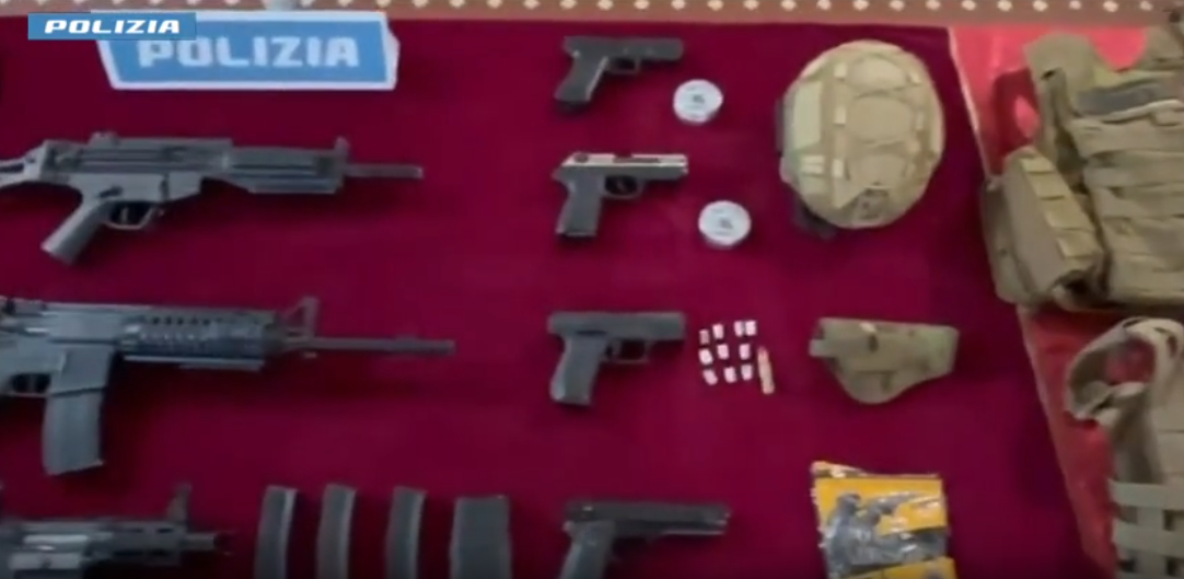 Materiale sequestrato dalla Digos durante le perquisizioni
